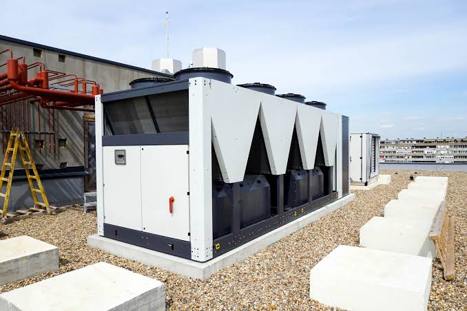 Commercial rooftop chiller system